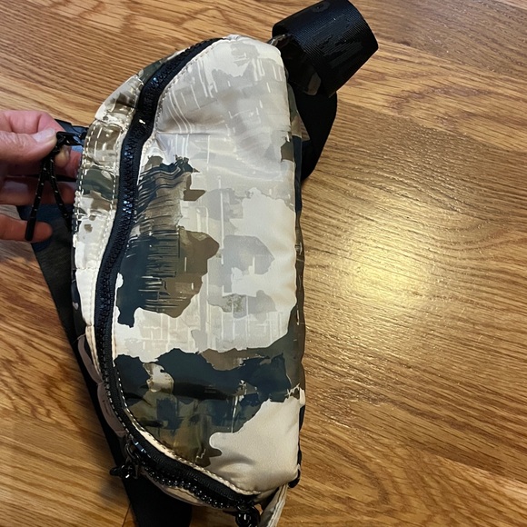 Free People Movement Quilted Print Sling Bag Camo NEW - Picture 11 of 17